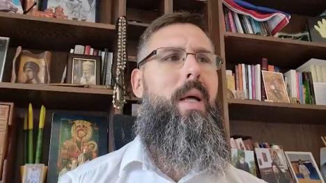 Čovek sa naočarima i bradom