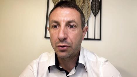 Čovek u beloj košulji