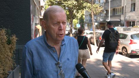 Čovek u plavoj košulji