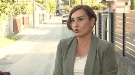 Žena kratko ošišana na ulici