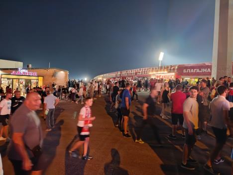 Atmosfera ispred Marakane pred meč Srbije i Engleske