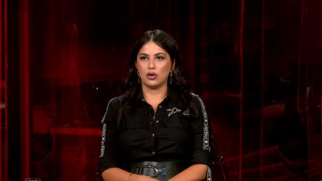 Žena u crnom sa crvenom pozadinom