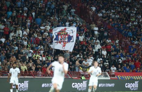 Transparent Kosovo je srce Srbije na utakmica između Srbije i Engleske