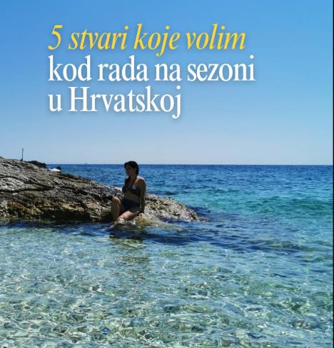 Žena sedi na steni koja je u moru