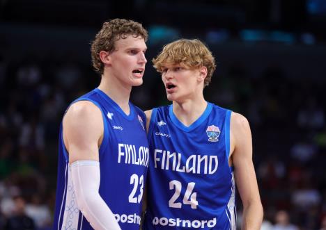 Lauri Markanen i Mika Murinen na utakmici protiv Srbije