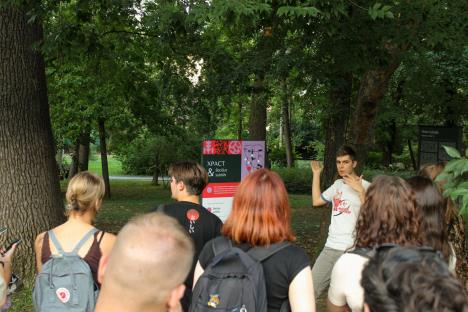 Vođenje kroz izložbu.jpg