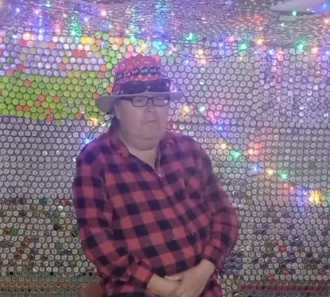 Frank Cajdler oblepio kuću sa 130.000 čepova od flaše (1).png