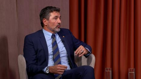 Čovek u plavom odelu