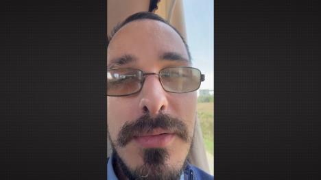 Čovek sa naočarima i brkovima