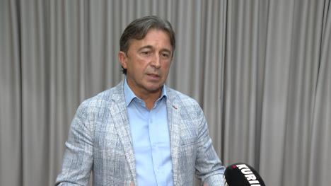 čovek u plavoj košulji na sivoj pozadini