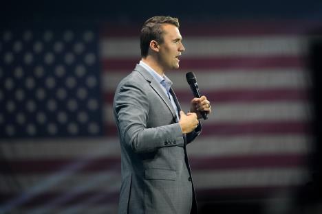 Čarli Kirk drži govor ispred zastave SAD