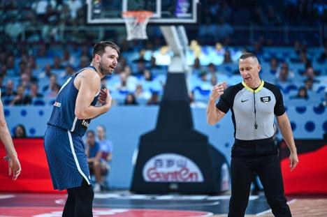 Luka Dončić u raspravi sa sudijom na meču Slovenija - Nemačka na Eurobasketu 2025