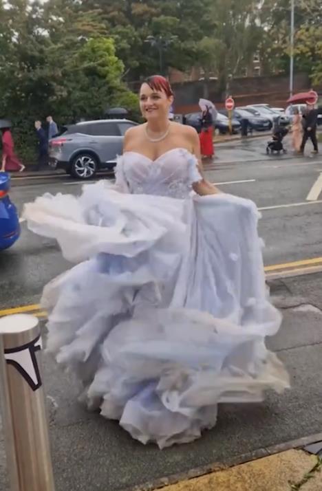 Ostavljena mlada Kler Bel u venčanici na devojačkoj večeri