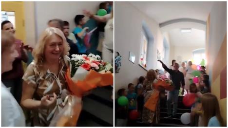 Učiteljica Vesna sa cvećem/špalir učenika i nastavnika