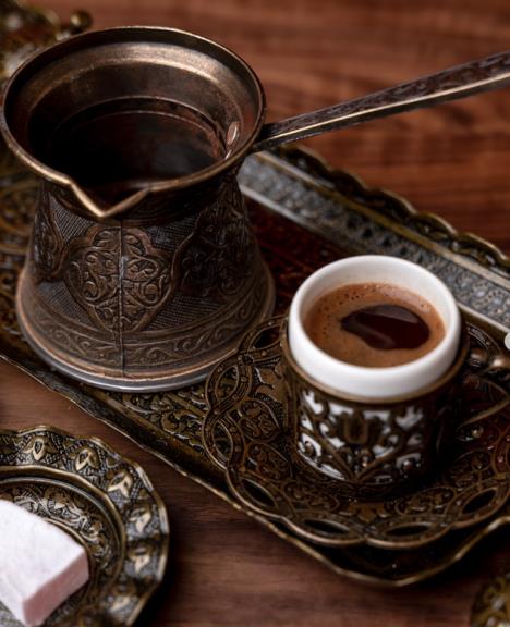 Šoljica turske kafe i džezva za kafu