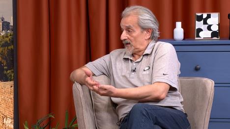 Sedi čovek u sivoj majici