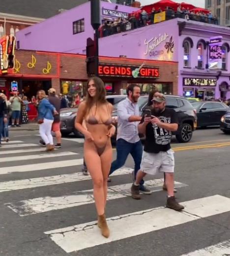 manekenka se skinula nasred ulice