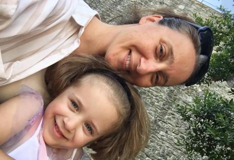 Majka i ćerka u parku u Kortoni