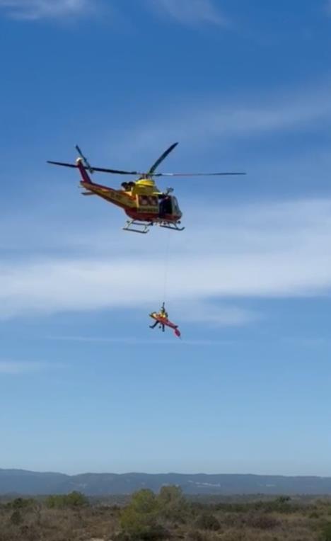 2025-09-12 10_21_29-Dos heridos al precipitarse un coche por una ladera en la carretera de la presa .png