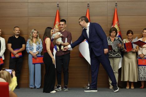 Aleksandar Vučić sa porodicom Jovčić