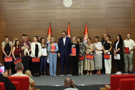 Aleksandar Vučić sa zdravstvenim lekarima povratnicima