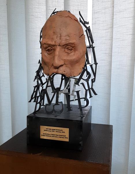 LOZNICA - Jedna skulptura.jpg