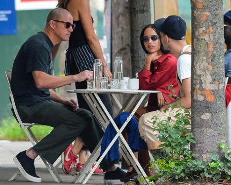 Čening Tejtum, Zoe Kravic na ručku sa prijateljem