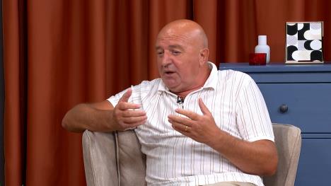 Čovek u beloj majici sedi