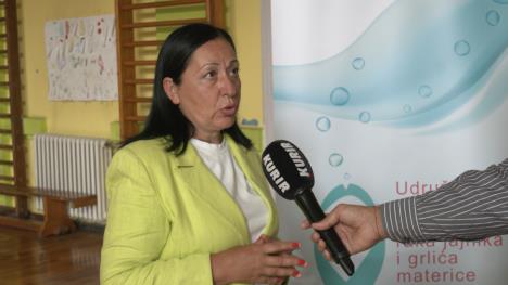 Žena u žutom sakou i crnom kosom