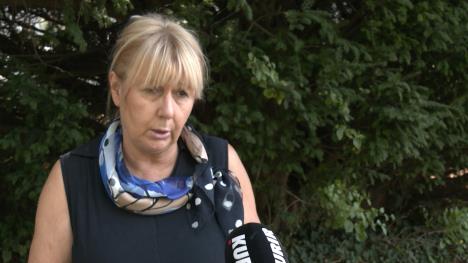 Žena sa maramom oko vrata