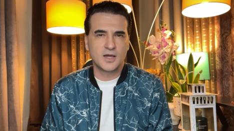 Čovek u duksu, iza njega lampe