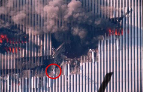 Žena koja maše na snimku u napadu na Kule bliznakinje