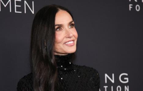 Demi Mur u crnoj rolci, krupan kadar profila