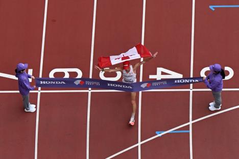 Evan Danfi prolazi kroz cilj