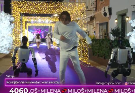 Željko Mitrović pleše sa robotima