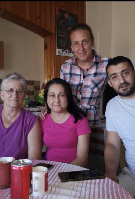 Dijana Popović sa majkom Malinom, sestrom i bratom