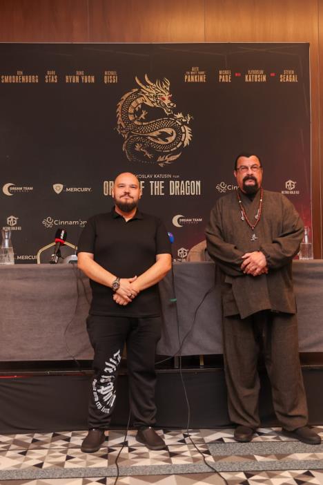 Vjekoslav Katušin i Stiven Sigal na konferenciji povodom početka snimanja akcionog filma u Beogradu