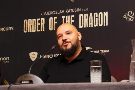 Vjekoslav Katušin je reditelj akcionog filma koji Stiven Sigal snima u Beogradu