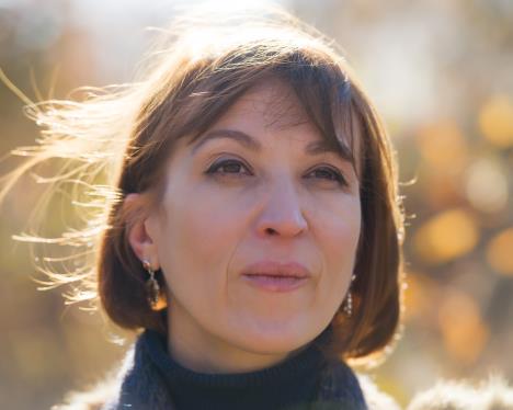 Krupan kadar smeđokose devojke sa paž frizurom