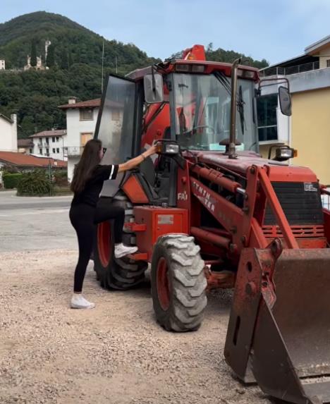 Vesna Milićević vozi bager