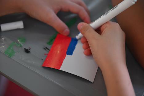 Oslikavanje srpske trobojke u Ekspo 2027 Plejgraundu (Foto Ekspo 2027 Beograd).jpg