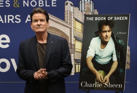 Čarli Šin na promociji svoje autobiografije