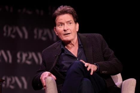 Čarli Šin na promociji svoje autobiografije