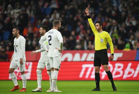 Milan Gajić dobija crveni karton protiv Rusije