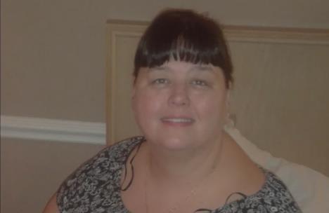 Šeron Pitketli sedi na krevetu.jpg