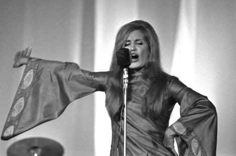 Jolanda Điljoti Dalida peva na koncertu