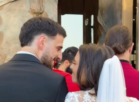 Emotivan svadbeni snimak koji je dirnuo publiku. Pogled pun ljubavi mladoženje prema mladoj