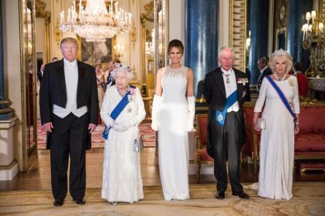 Donald Tramp, kraljica Elizabeta, Melanija Tramp, kralj Čarls, kraljica Kamila tokom posete američkog kraljevskog para Britaniji