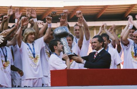 Dejan Milovanović prima pehar šampiona države od Zvezdana Terzića