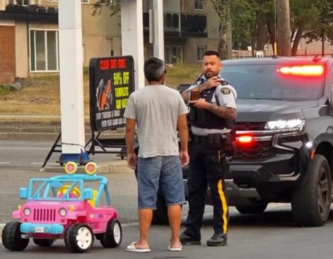 Policija u Kanadi zaustavila muškarca u Barbie autiću